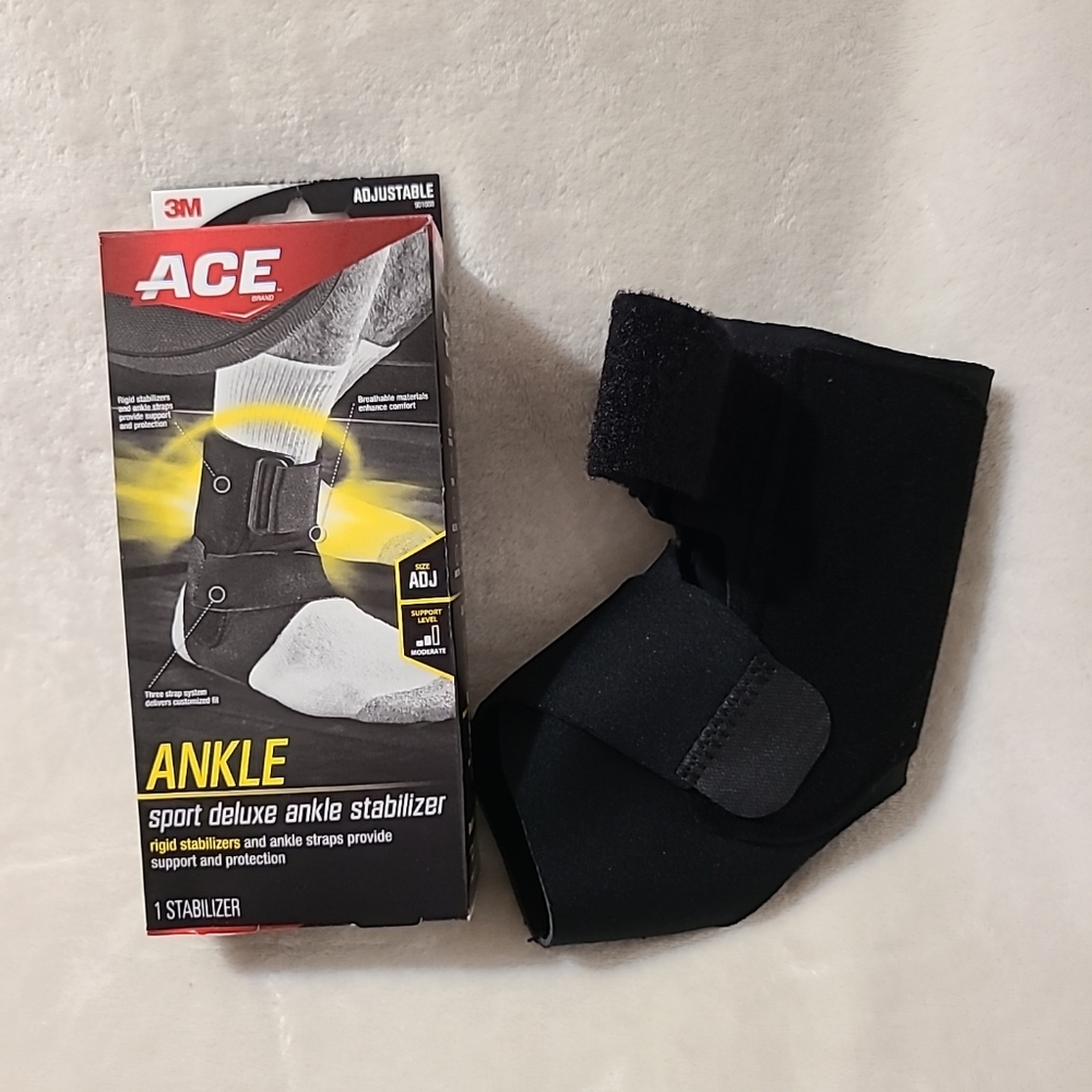 3M ACE Sport Deluxe Ankle Stabilizer, Adjustable Compression, Black